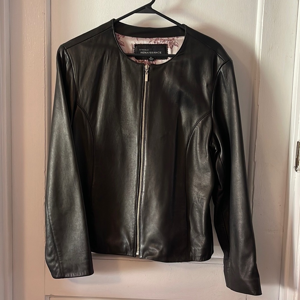 Wore 1 time excellent condition, very soft leather, bought it at Dillards